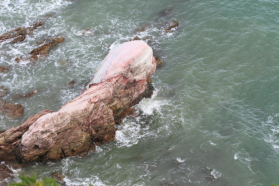 热带海滩上的石头卵石海浪情调太阳旅行支撑地平线蓝色边缘场景图片