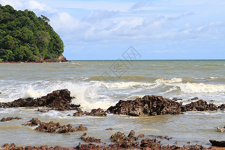 热带海滩上的石头场景冲浪海景旅行支撑阳光卵石海岸太阳边缘图片