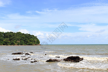 热带海滩上的石头场景海景地平线情调支撑天空异国海浪旅行海岸图片