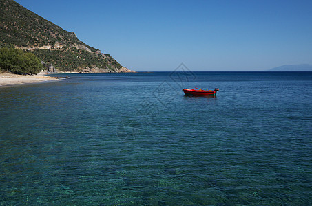 小型红船停靠在希腊海岸线外背景图片