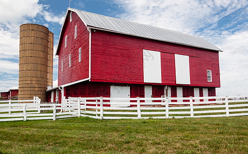 美国传统农场红漆谷仓的农庄国家建筑蓝色筒仓场地乡村壁板天空栅栏农田图片