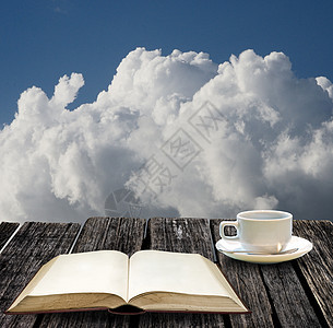 休息以阅读书本 喝热咖啡 浏览率最高图片