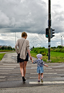 母亲和女儿在斑马十字路口上图片