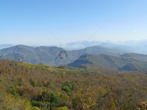 高加索山脉高山木头岩石植物植被天空旅游高原高地山脉图片