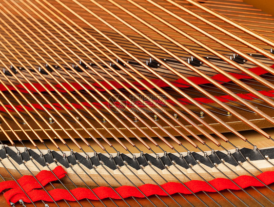 大钢琴室内带弦的音响锤子细绳声学水平木头钉子乐器音板音乐会宏观图片