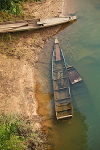 湄公河中的渔船旅游旅行岩石天空洞穴峡谷鸿沟沟壑热带木头图片