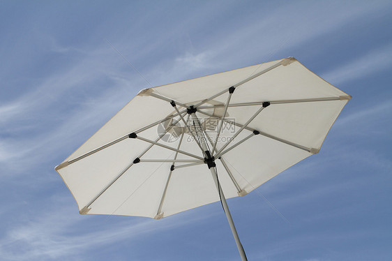 沙滩抛物层阳伞晴天遮阳伞热带白色遮阳棚天空阴影蓝色图片