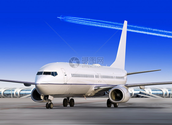 飞机在机场支援假期速度蓝色服务旅行土地航班天空技术图片