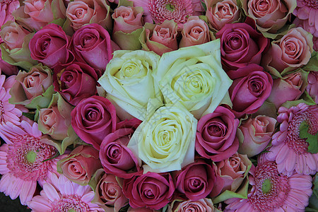 粉红新娘 鲜花安排 玫瑰和黄花花束花瓣作品中心粉色花店婚姻绿色白色植物图片