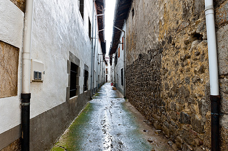 中世纪城落水管玻璃房子排水管快门午休住宅贫困景观水坑图片