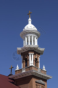 旧砖教堂建筑建筑学结构场所宗教乡村外观尖塔蓝天尖顶背景图片