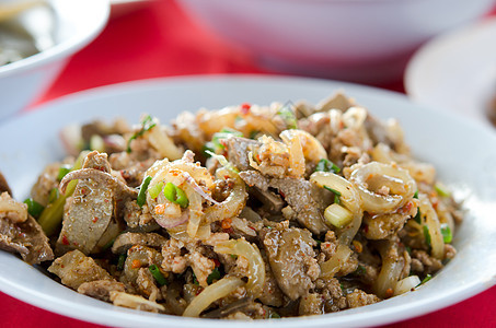 辣辣食品烹饪食物牛肉碎肉猪肉沙拉辣椒营养洋葱盘子图片