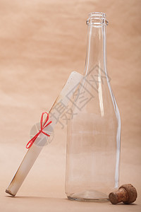 瓶装旁边的消息笔记白色软木玻璃图片