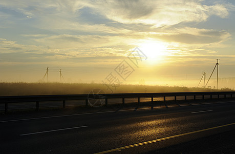 路上的黎明旅行薄雾背景图片