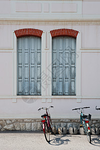 自行车城市住宅街道路面框架房子车轮木头阳光历史性图片