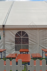 一方或事件帐篷蓝色活动栅栏天空啤酒桌花园木头雨滴家具长凳图片
