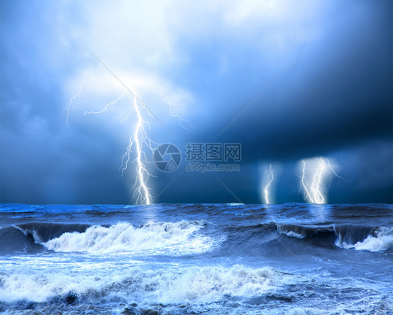 暴风雨和海上的雷电图片