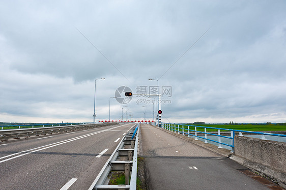 红光天气运输速度红绿灯堤防酒吧道路安全天空标志图片