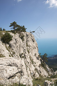 乌克兰的山地克里米亚孤独森林旅行农村蓝色力量顶峰山脉爬坡道远足图片