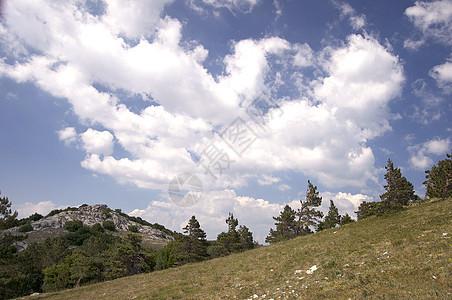 乌克兰的山地克里米亚远足农村森林荒野孤独晴天天空环境爬坡道旅行图片