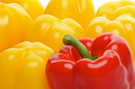 红和黄铃辣椒横截面健康饮食尾巴绿色黄色食物红色蔬菜背景图片