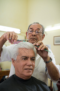旧理发师向理发店客户理发图片