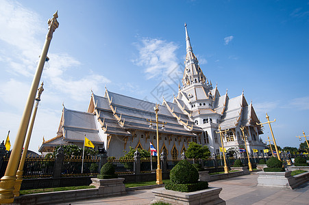 Wat Sothorn的寺庙在清空的天空下金子奢华历史旅行文化城市旅游地标艺术宗教图片