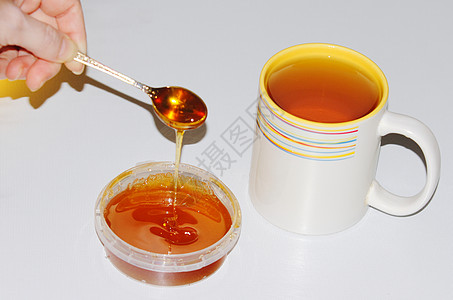 茶加蜂蜜维生素勺子白色背景图片