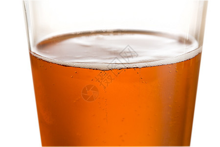 杯冰冷的金啤酒 以边缘为焦点图片