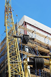 在建筑楼附近有架起重机生长技术摩天大楼公寓天空房子项目工程师住房场景图片