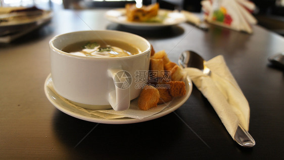 土豆汤杯子桌子盘子勺子午餐图片