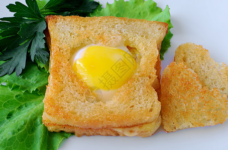 鸡蛋三明治以心脏形式用鸡蛋烤吐司背景