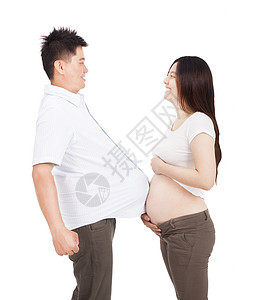 穿衬衣足球的怀孕妇女和男性孕妇和男子图片