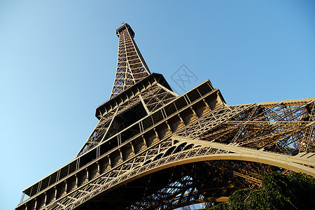 Eiffel 塔宽角视图图片