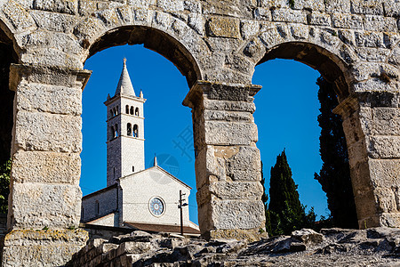 白教会建在古罗马亚菲修道院的拱门中蓝色旅行古董建筑学体育场剧院地标石头历史考古学图片