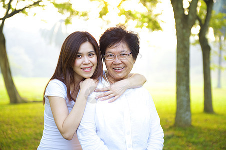 亚洲年老母亲与女儿一起花园女性快乐乐趣老年公园家庭女孩父母退休图片