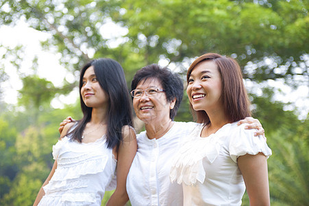 亚洲户外家庭喜悦女孩快乐老化乐趣退休花园女儿长老母亲图片