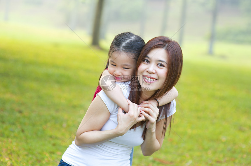 幸福的亚洲母亲和女儿图片