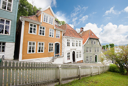 旧卑尔根人天空蓝色木头文化建筑学白色旅游城市场景房子图片