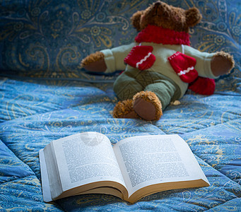 用泰迪熊在床上打开纸本装饰卧室玩具熊闲暇故事玩具寒冷房间教育床单图片