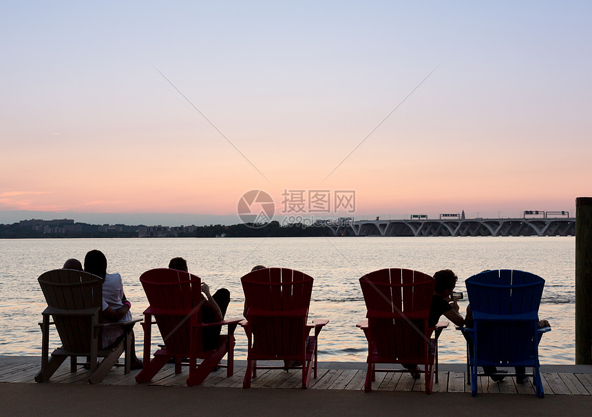 观光客从国家港看日落图片