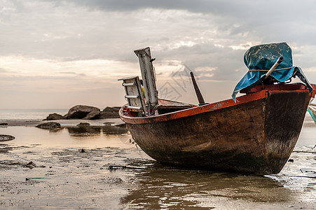 旧船在海边的沙滩上 在覆盖天空的日子国家海滩海洋日落航海钓鱼渔夫风景漂浮车辆图片