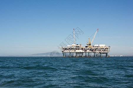 离岸油轮汽油抽水天空原油海浪石油平台活力钻机海洋高清图片