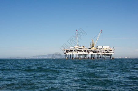 离岸油轮汽油抽水天空原油海浪石油平台活力钻机海洋图片