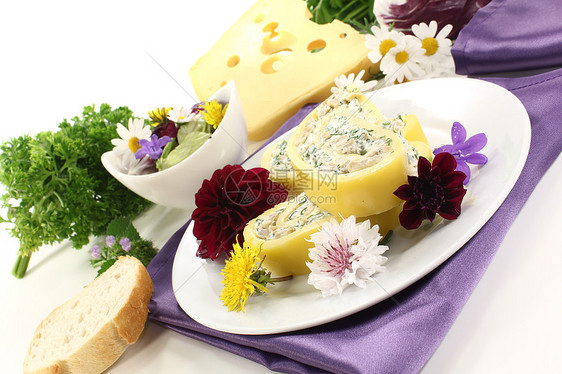 新鲜奶酪卷奶油小吃盘子黄色香菜自助餐厨房韭菜餐厅草药图片