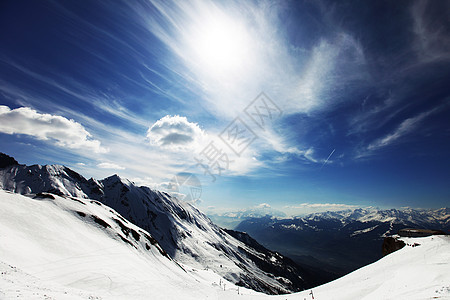 山上有高山岩石风景滑雪天空单板活动旅行暴风雪爬坡蓝色图片