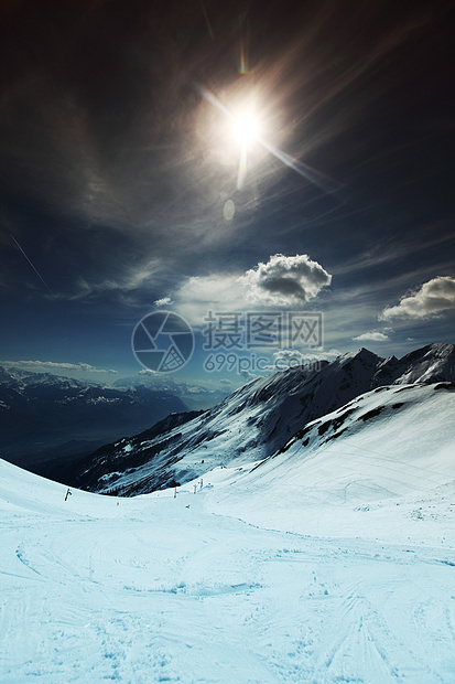 山上有高山顶峰滑雪活动全景暴风雪冻结旅行太阳运动风景图片