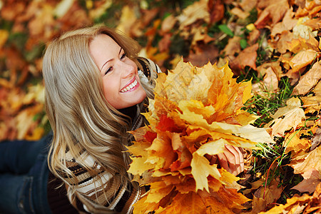 秋叶中的妇女脚尖公园季节成人女孩头发女士乐趣幸福女性微笑图片