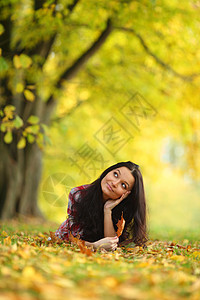 秋叶中的妇女脚尖眼睛公园乐趣女性金发女郎女士女孩团体微笑感恩图片