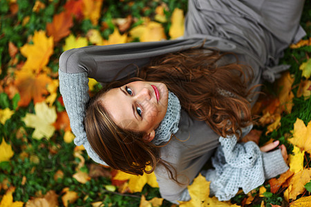 秋季妇女叶子毛衣成人眼睛橙子感恩团体女性微笑季节图片